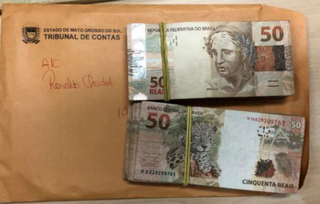Envelope apreendido pela PF tinha timbre do TCE, dinheiro e nome de Chadid. (Foto: Reprodução)