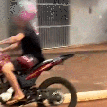 Influenciador que postava vídeos empinando moto é preso