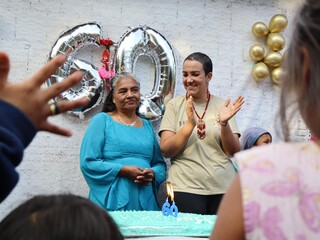 Artesã celebrou aniversário com bolo guaraná e a companhia da amiga Denise Silva. (Foto: Pedro Braga)