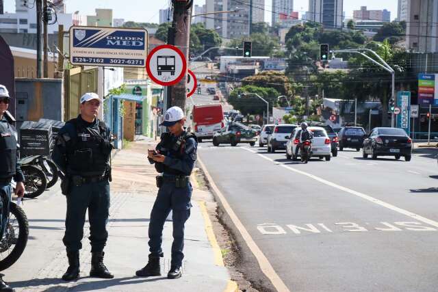 Por hora, sete motoristas s&atilde;o multados por usarem faixas de &ocirc;nibus