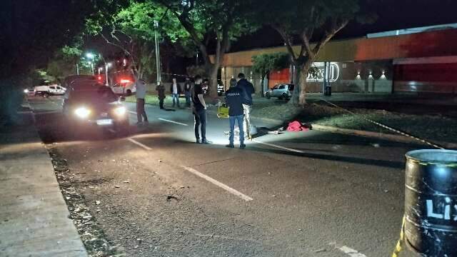 Rapaz morre atropelado por SUV em avenida e motorista foge 