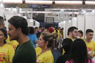Estudantes circulam entre os paineis apresentados na Fetec de 2023. (Foto: Reprodução/Assessoria)
