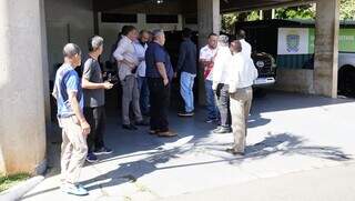 Dirigentes reunidos na saída da reunião, na sede da governadoria (Foto: Alex Machado)
