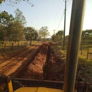 Trecho de obras do projeto piloto de nova rede de abastecimento do Assentamento Guaicurus, em Terenos (Foto: Divulgação)