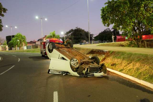 Motorista perde controle em curva e carro capota na Avenida Noroeste