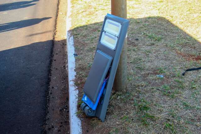 Ap&oacute;s ser atingido por l&acirc;mpada de LED, motociclista bate em poste