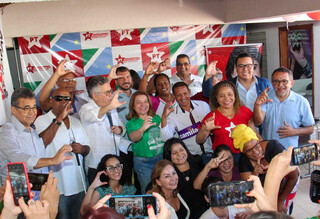 Candidatos a vereador da Capital fazem o &#34;C&#34; de Camila Jara durante convenção partidária (Foto: Juliano Almeida)