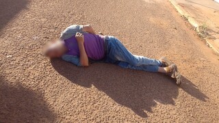 Homem caído na rua Flório Fontolan, na Vila Fernanda (foto: Direto das Ruas)