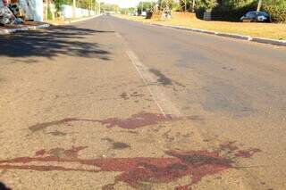 Sangue da vítima no local do atropelamento, na Guaicurus. (Foto: Juliano Almeida)