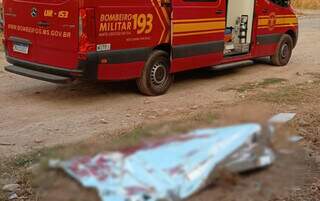 Corpo de homem ao lado de ambulância do Corpo de Bombeiros (Foto: Diário Corumbaense) 