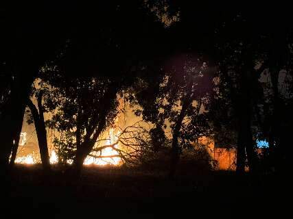 Com chamas altas, incêndio atinge terreno no Rita Vieira neste sábado 