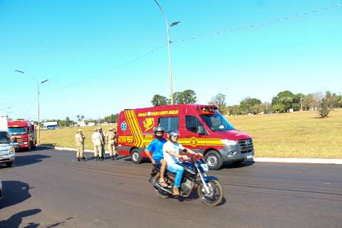 Após ser atingido por lâmpada, motociclista colide em poste na Duque de Caxias