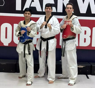 Lucas Kanashiro, Flávio Costa (técnico) e Luiz Costa, se preparam para o Campeonato Pan-Americano de Taekwondo (foto: Divulgação)
