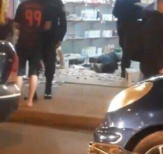 Troca de tiros aconteceu na rua e atingiu comércio no bairro Obrero (Foto: Divulgação) 
