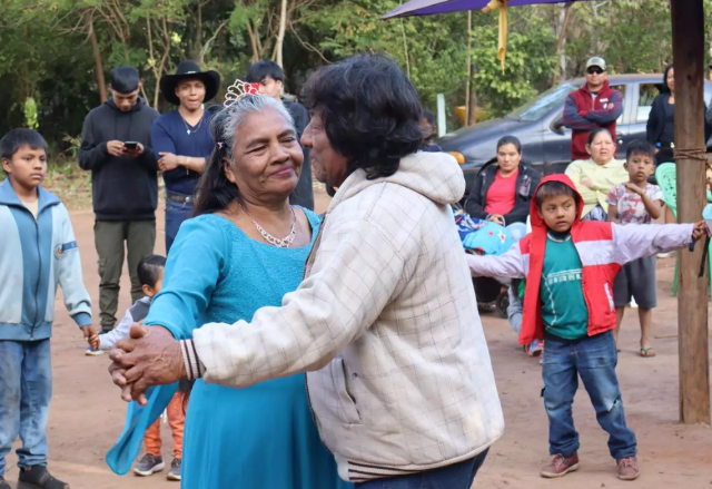 Cercada pelo amor de 64 netos e bisnetos, Maria ganhou festa e valsa