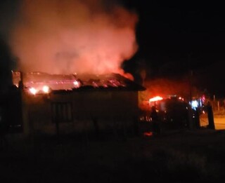 Casa consumida por chamas ficou destruída. (Foto: Direto das Ruas)