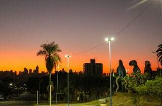 Nascer do sol em Campo Grande, próximo a Praça das Araras (Foto: Juliano Almeida)