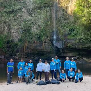 Grupo de amigos reunidos na cachoeira do Rio do Peixe (Foto: Zanir Furtado)
