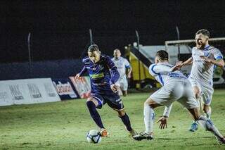 Jogador do Cianorte conduzindo bola em partida pela Série D (Foto: @evieira.fotografia)