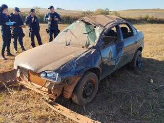 Veículo conduzido pela vítima ficou destruído após capotagem (Foto: Campo Grande News)