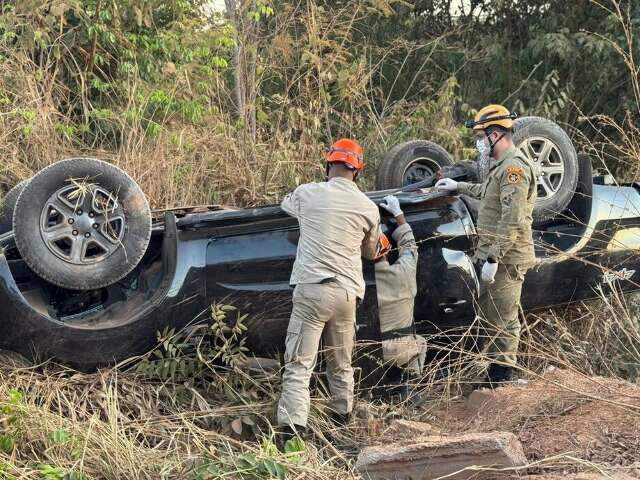 Motorista abandona caminhonete capotada &agrave;s margens de rodovia