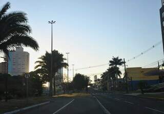 Tempo com céu limpo e baixa umidade do ar registrado na Avenida Afonso Pena, em Campo Grande (Foto: Paulo Francis)
