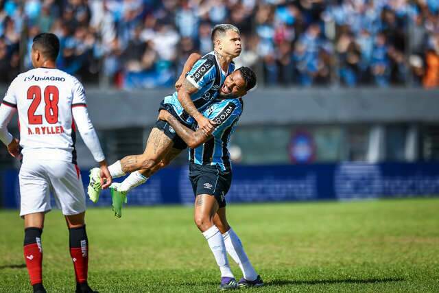 Gr&ecirc;mio bate o Vit&oacute;ria, mas segue atolado na zona de rebaixamento 