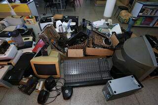 Dentre os itens para serem vendidos para a reciclagem, estão uma mesa de som e carcaças de eletrônicos (Foto: Paulo Francis)