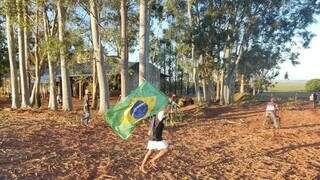 Criança indígena leva bandeira brasileira, na qual está escrito &#34;Demarcação Já&#34; (Foto: Arquivo/Helio de Freitas)