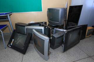 Televisores antigos recolhidos pelo avô de um dos alunos (Foto: Paulo Francis)