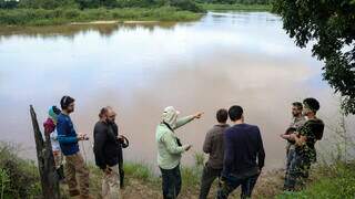 Pesquisadores conversam sobre a instalação dos aparelhos em pontos do Pantanal (Foto: Sauá Consultoria Ambiental)