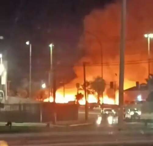 Terreno pega fogo e fuma&ccedil;a se espalha pela Av. Gury Marques