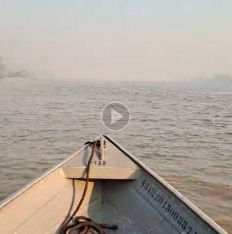 V&iacute;deo mostra paisagem acinzentada no Rio Paraguai sob fuma&ccedil;a