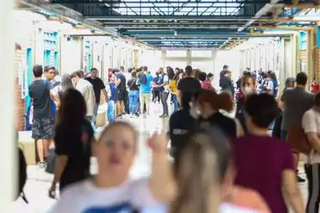 Estudantes circulam no corredor de universidade, em Campo Grande. (Foto: Arquivo/Campo Grande News)