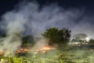 Quando a reportagem esteve no local, chamas haviam sido controladas. (Foto: Juliano Almeida)