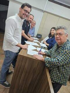 Dirigentes partidários assinam documento da conveção municipal do Partido Verde (Foto: Divulgação)