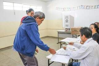 Idoso na seção de votação em Campo Grande no pleito de 2022 (Foto: Henrique Kawaminami/Arquivo)