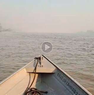 Vídeo mostra paisagem acinzentada no Rio Paraguai sob fumaça