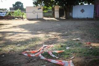 Rua em frente a casa onde menino foi encontrado caído com as vísceras expostas (Foto: Henrique Kawaminami)
