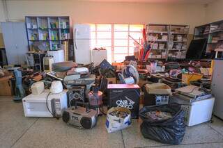 Materiais encheram o chão da sala da biblioteca (Foto: Paulo Francis)