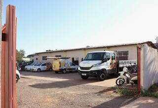 Veículos da empresa de internet estacionados no centro comunitário (Foto: Osmar Veiga)