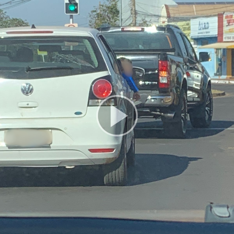 Leitor flagra crian&ccedil;a com cabe&ccedil;a e bra&ccedil;o para fora de carro em movimento