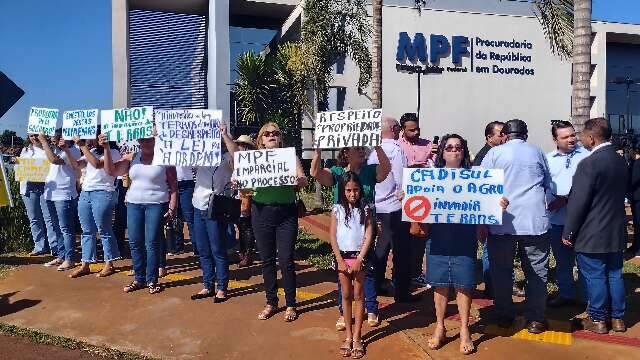 Liderados por deputado federal, produtores cobram fim de invas&otilde;es