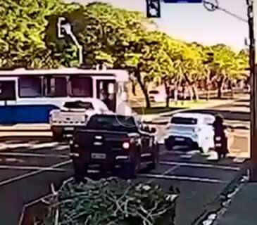 Vídeo: ônibus fura sinal vermelho e provoca acidente com camionete