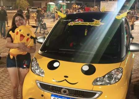 Louca por Pikachu, Carla faz o povo dar risada nas ruas com seu carro