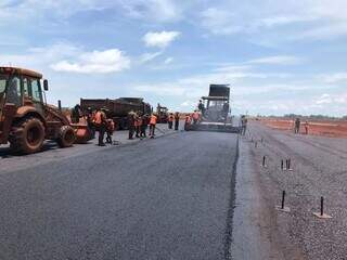 Pavimentação da pista do Aerporo de Dourados feito pelo Exército (Foto: Exército Brasileiro)