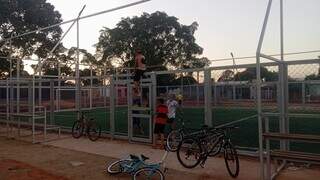 Outros adolescentes que acessaram o local sem autorização para jogar futebol (Foto: Direto das Ruas)
