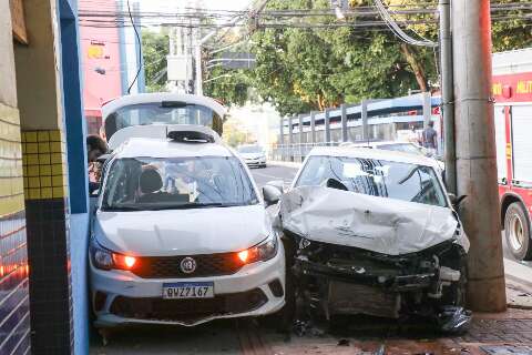 Carros vão parar na calçada após acidente em cruzamento na Rua Rui Barbosa