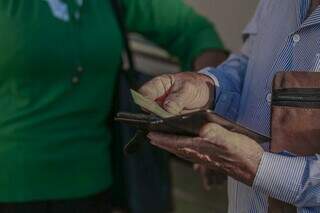 Eleitor campo-grandense guarda o título de eleitor na carteira (Foto: Marcos Maluf/Arquivo)