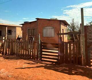 Casa com portão improvisado, construída no Jardim Samambaia (Foto: Divulgação/Agehab)